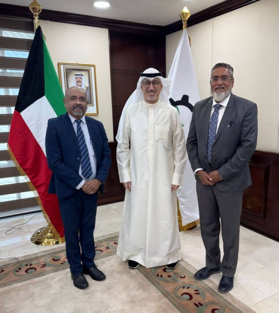 Minister of Commerce and Industry Khalifa Abdullah Al-Ajil (center) with Kaizar Shakir (right) and Suresh KP.